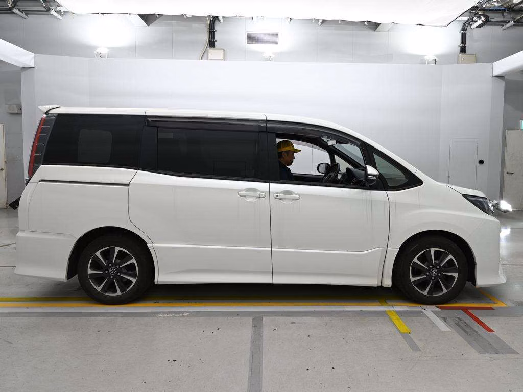 TOYOTA NOAH