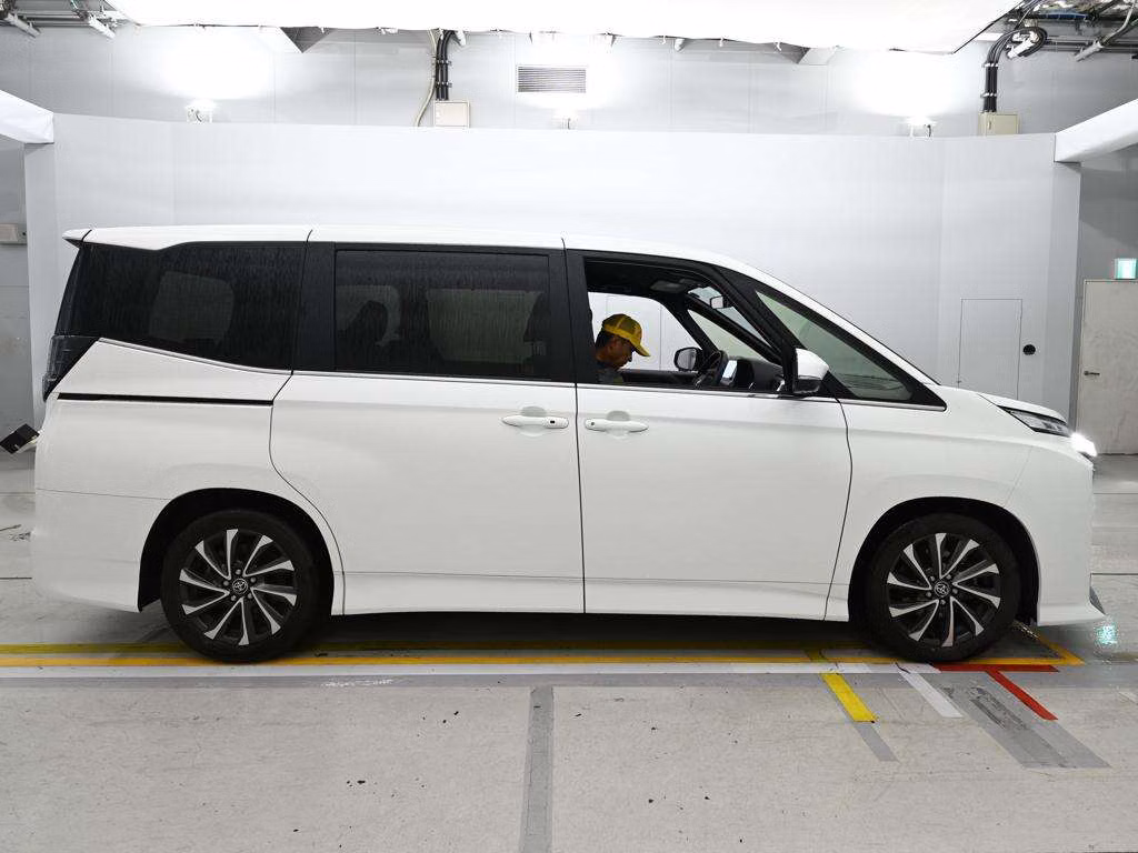 TOYOTA VOXY