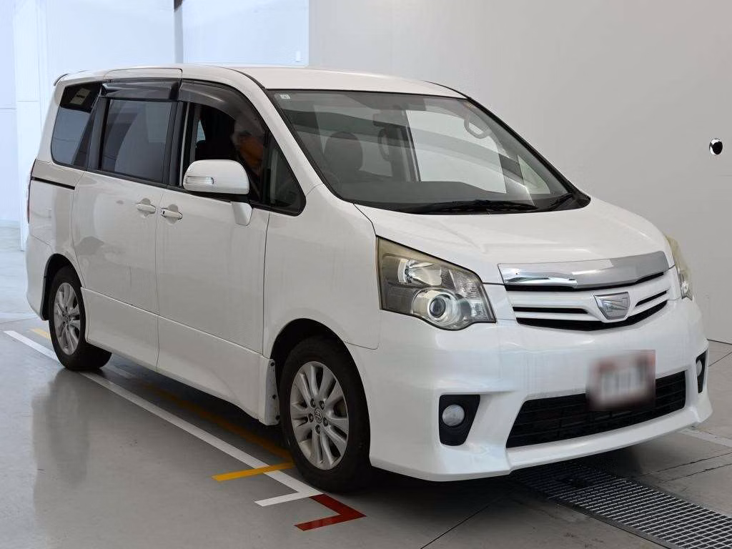 TOYOTA NOAH