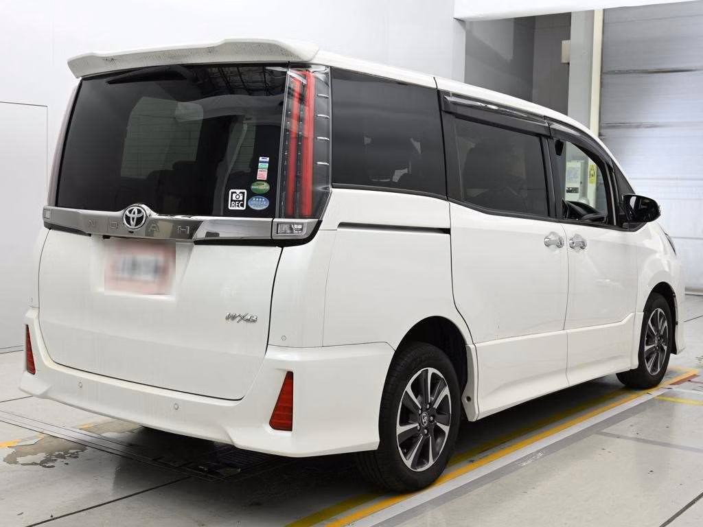TOYOTA NOAH