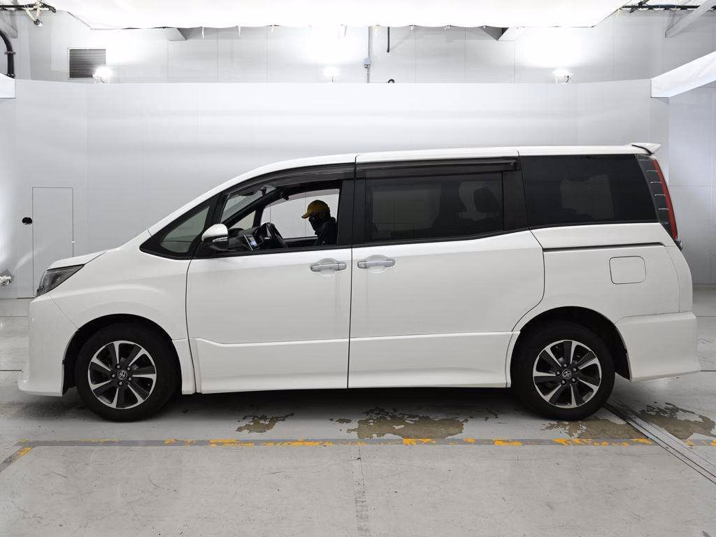 TOYOTA NOAH