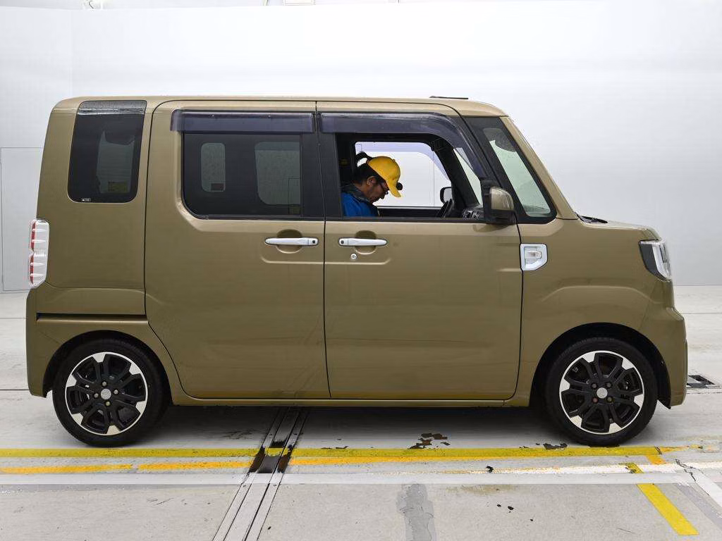 DAIHATSU WAKE