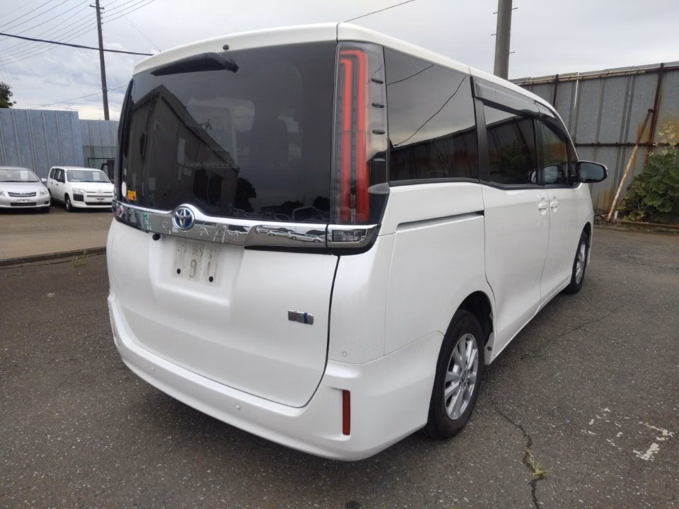 TOYOTA NOAH