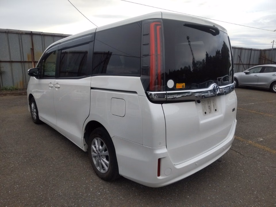 TOYOTA NOAH