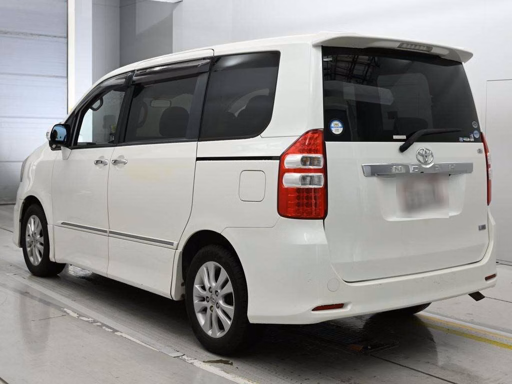 TOYOTA NOAH