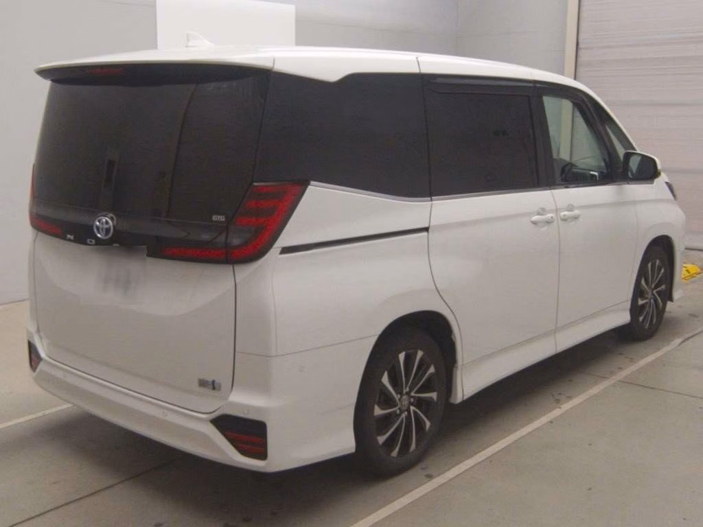 TOYOTA NOAH