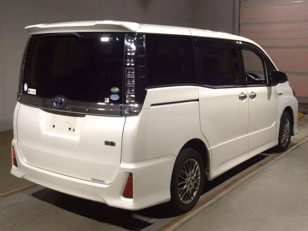TOYOTA VOXY