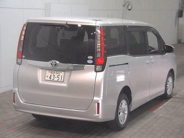 TOYOTA NOAH