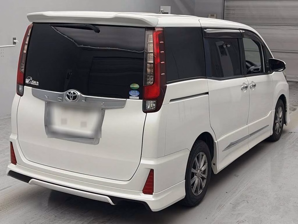 TOYOTA NOAH