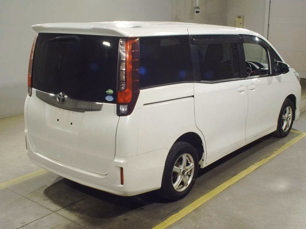 TOYOTA NOAH