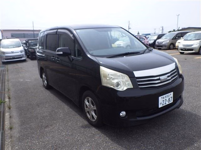 TOYOTA NOAH