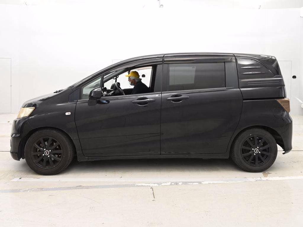 HONDA FREED SPIKE
