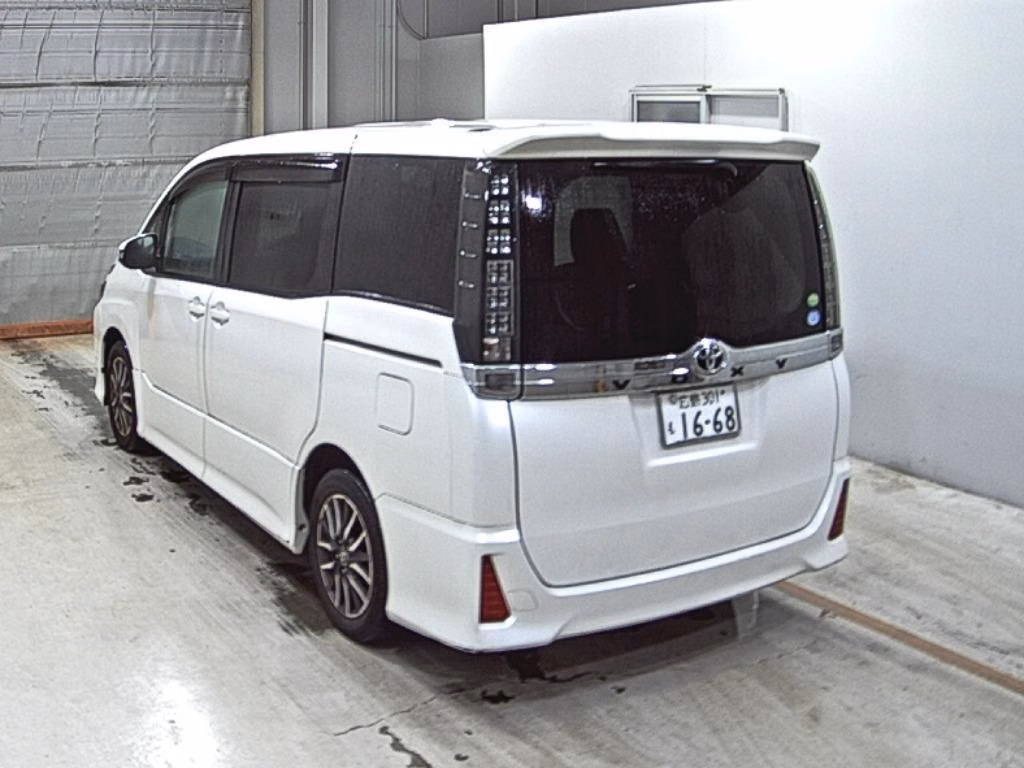 TOYOTA VOXY