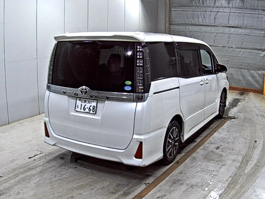 TOYOTA VOXY
