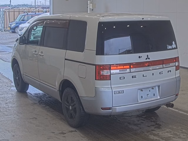 MITSUBISHI DELICA D:5
