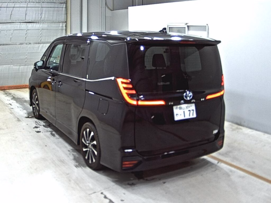 TOYOTA NOAH