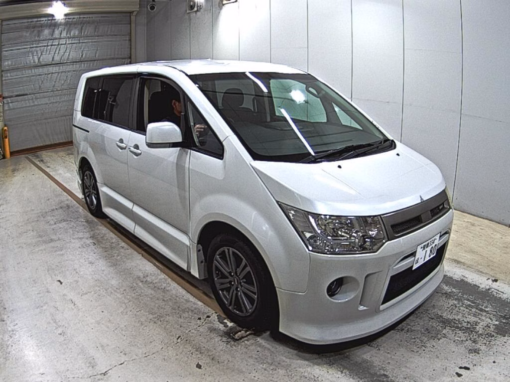 MITSUBISHI DELICA D:5