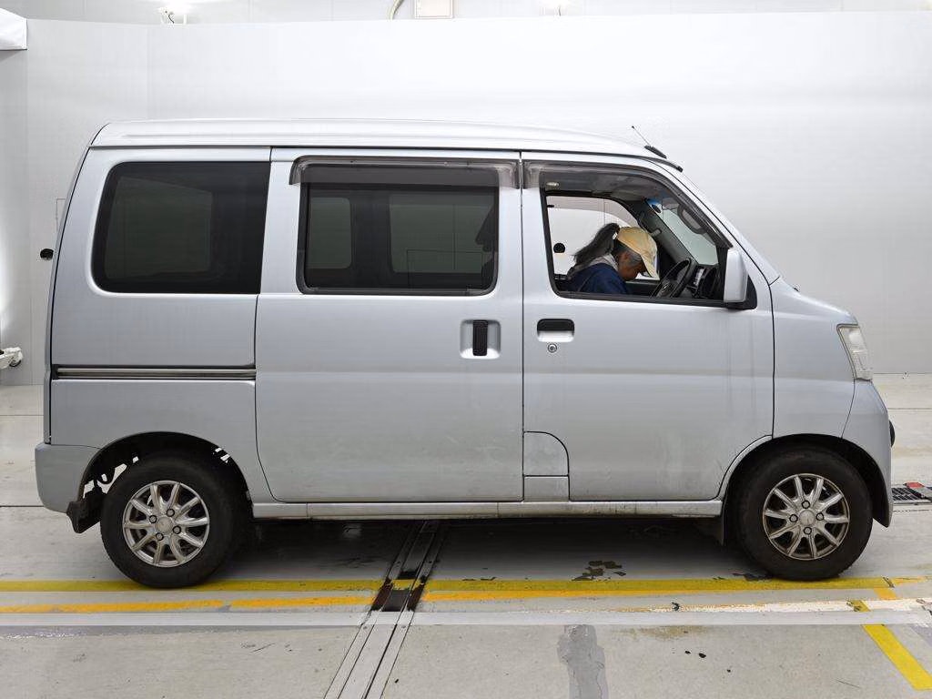 TOYOTA PIXIS VAN