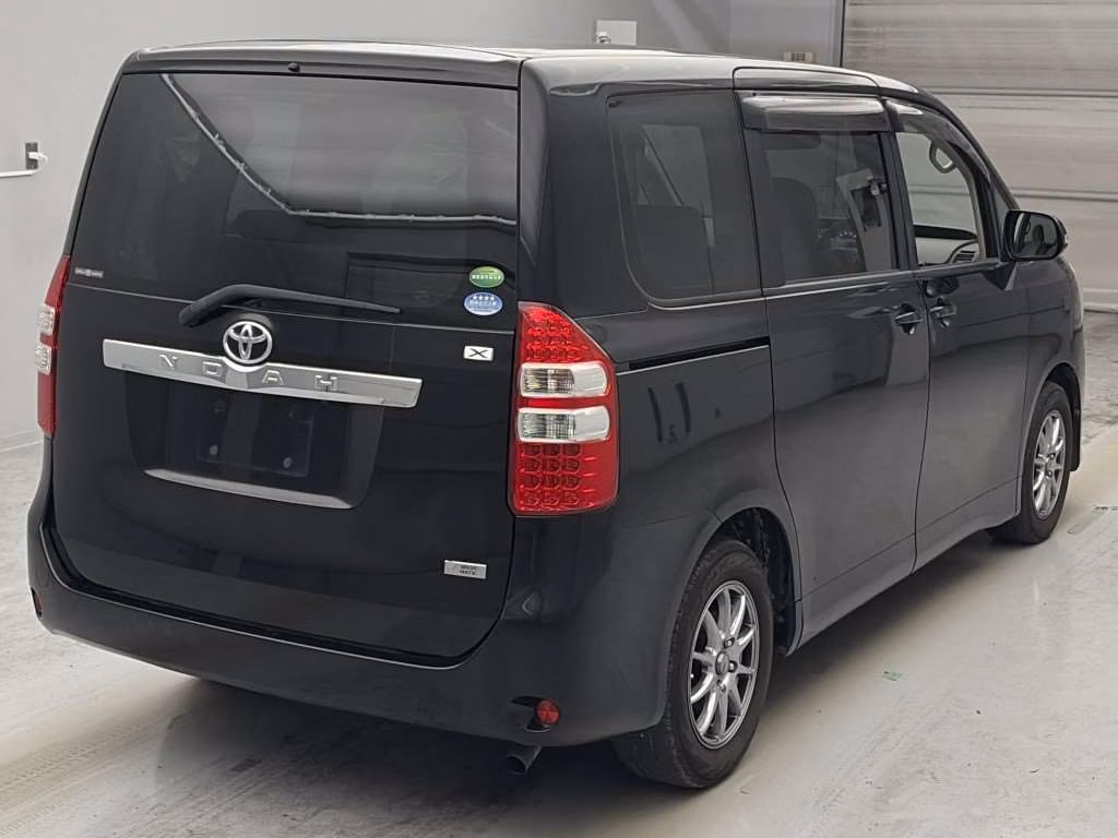 TOYOTA NOAH