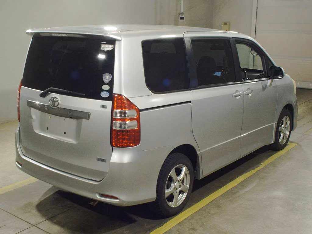 TOYOTA NOAH