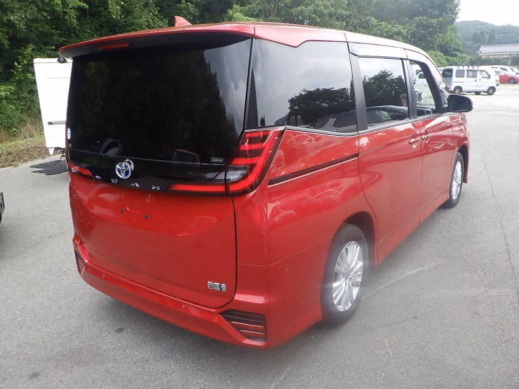 TOYOTA NOAH