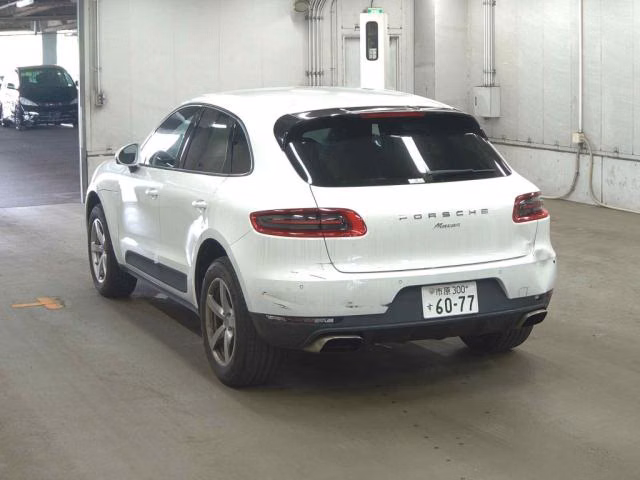 PORSCHE MACAN