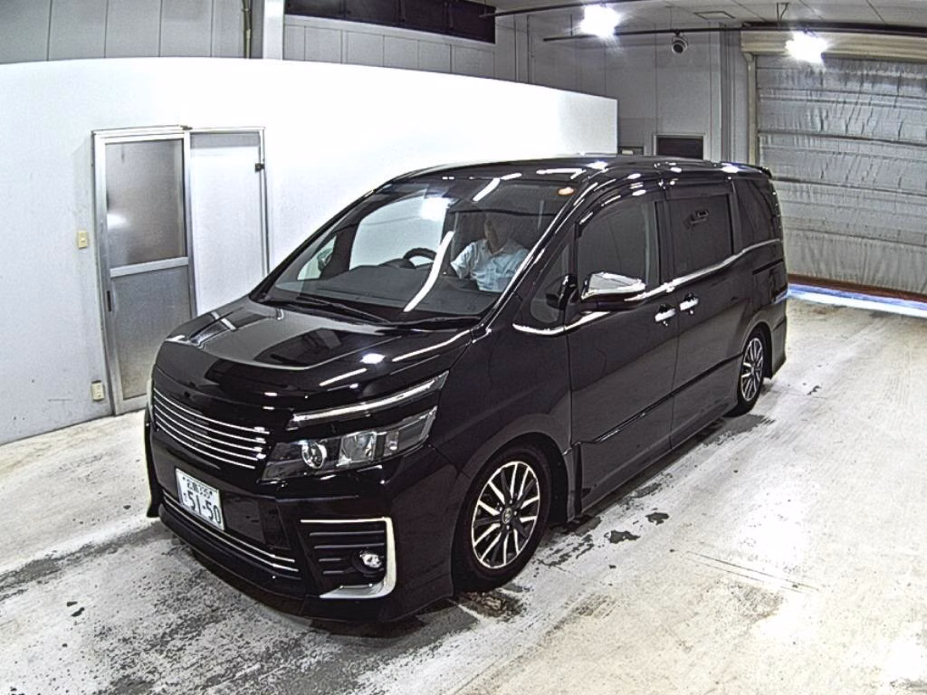 TOYOTA VOXY