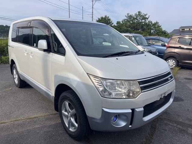 MITSUBISHI DELICA D:5