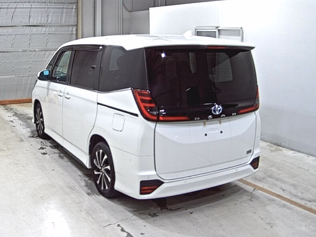 TOYOTA NOAH