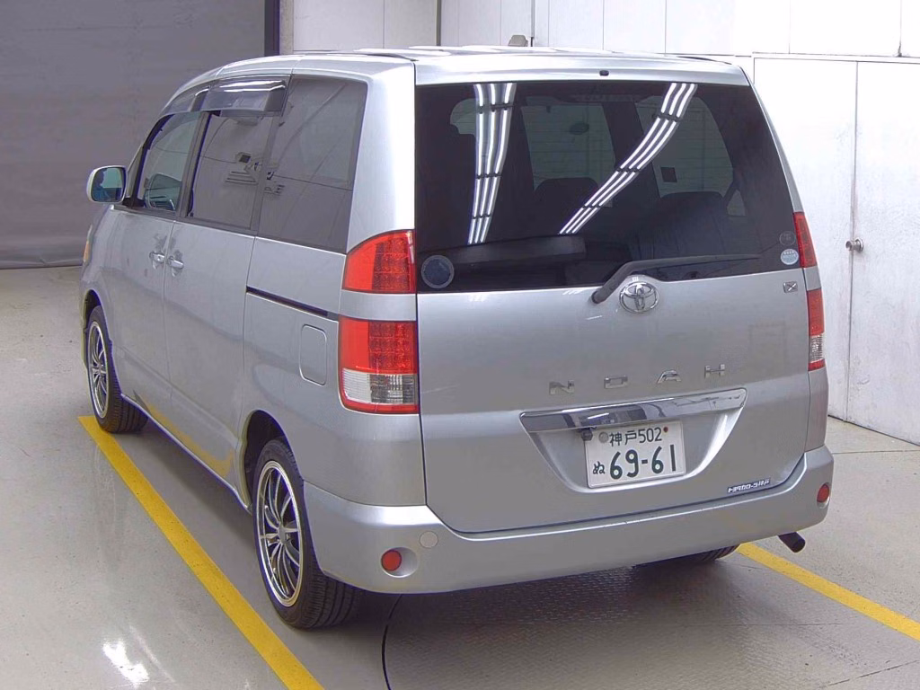 TOYOTA NOAH