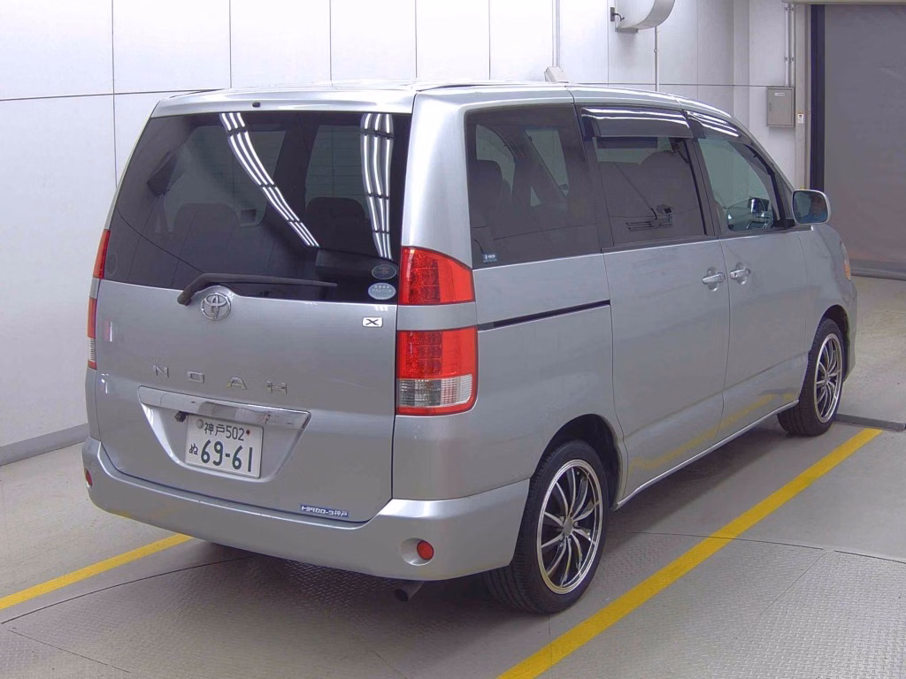 TOYOTA NOAH