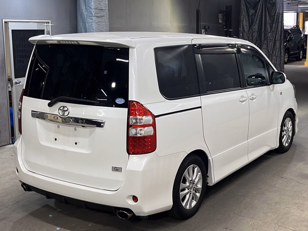 TOYOTA NOAH