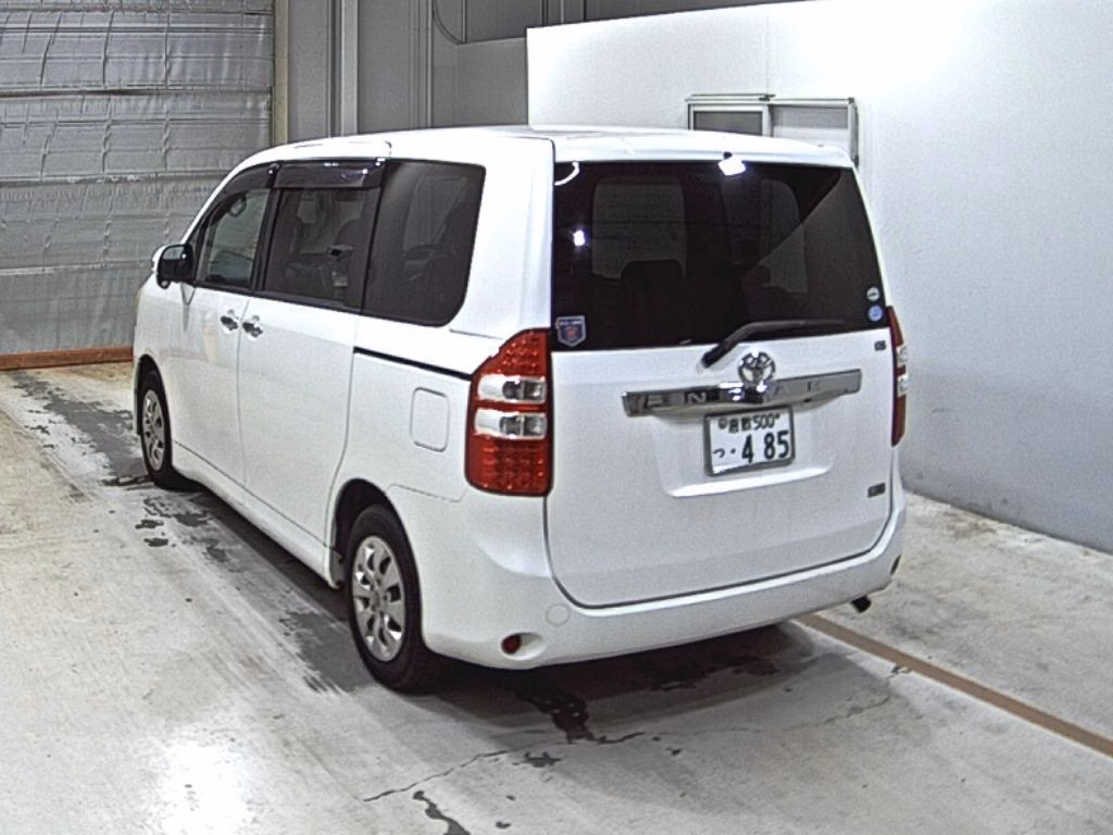 TOYOTA NOAH