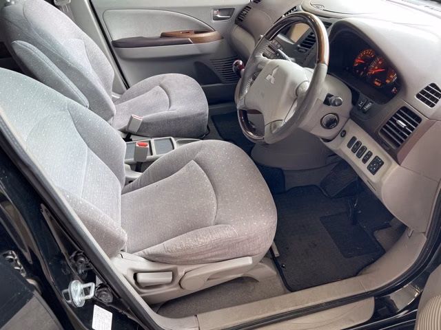 MITSUBISHI GRANDIS