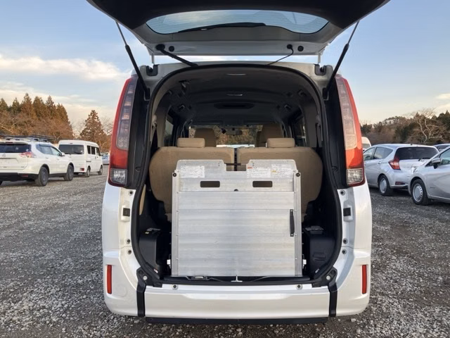 TOYOTA NOAH