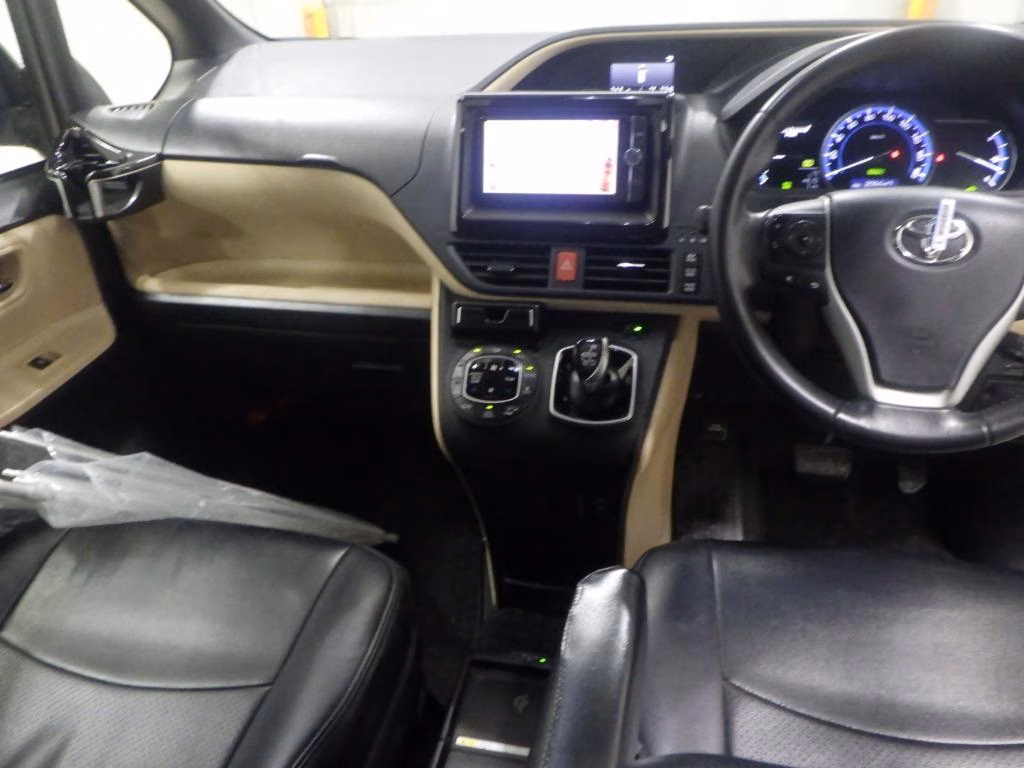 TOYOTA NOAH