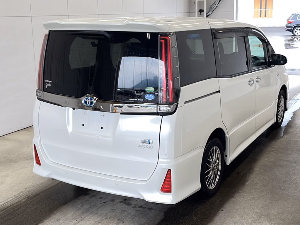 TOYOTA NOAH