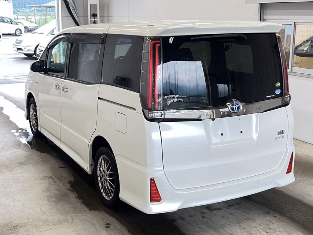 TOYOTA NOAH