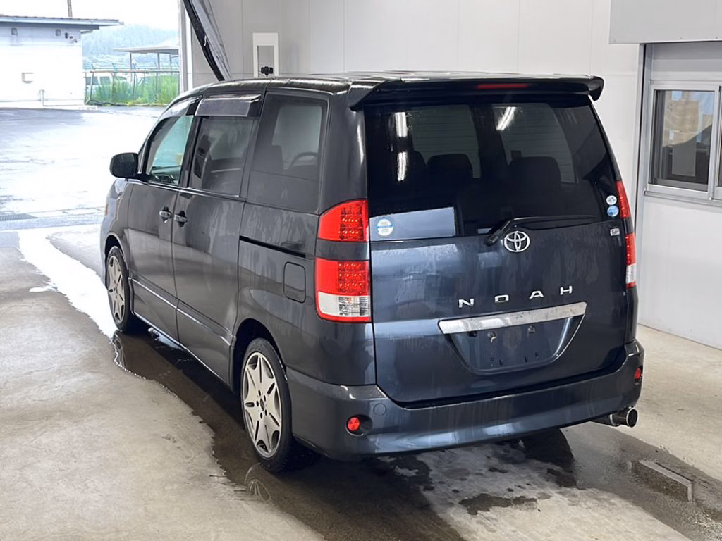 TOYOTA NOAH