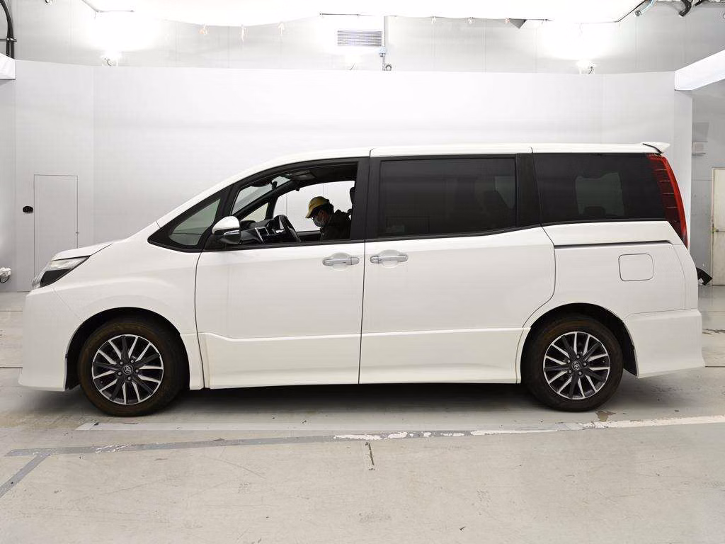 TOYOTA NOAH