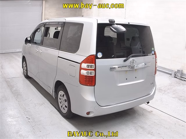 TOYOTA NOAH
