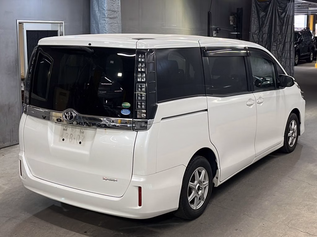 TOYOTA VOXY