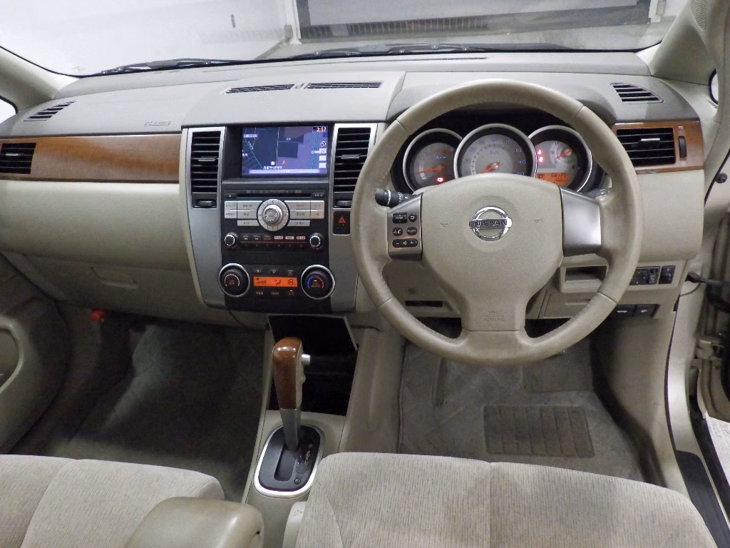 NISSAN TIIDA LATIO