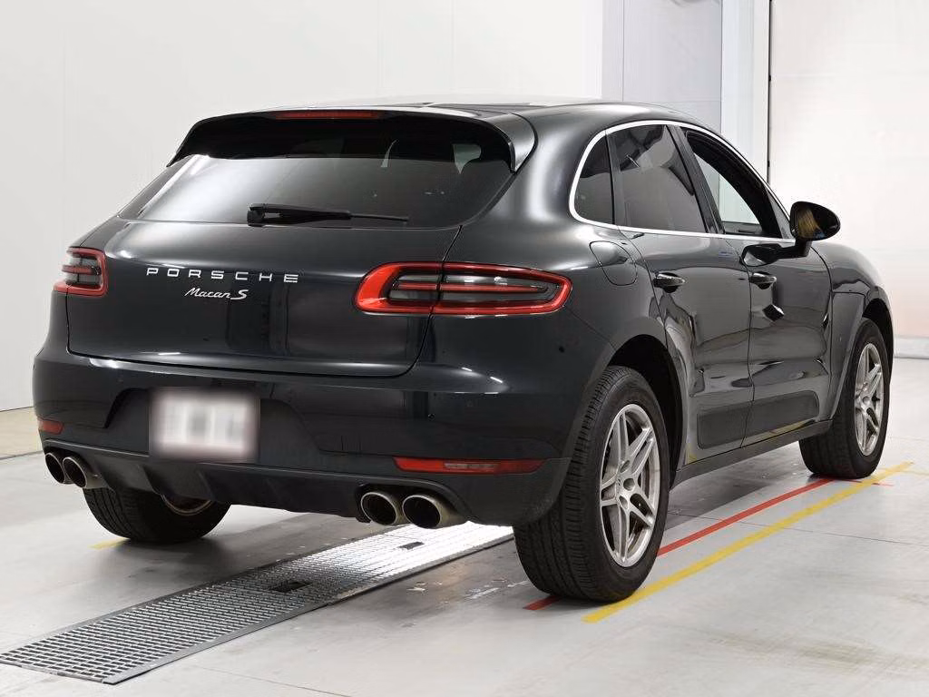 PORSCHE MACAN