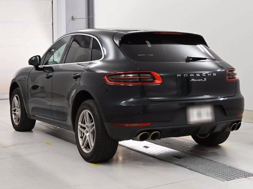 PORSCHE MACAN