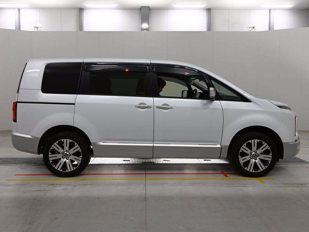 MITSUBISHI DELICA D:5