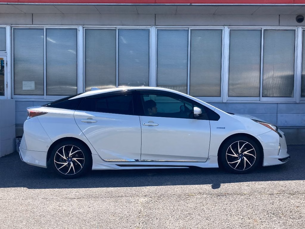 TOYOTA PRIUS