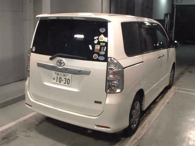 TOYOTA VOXY