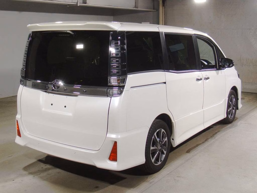 TOYOTA VOXY