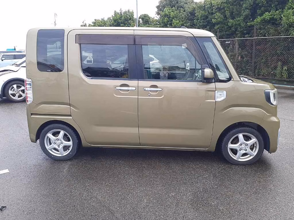DAIHATSU WAKE